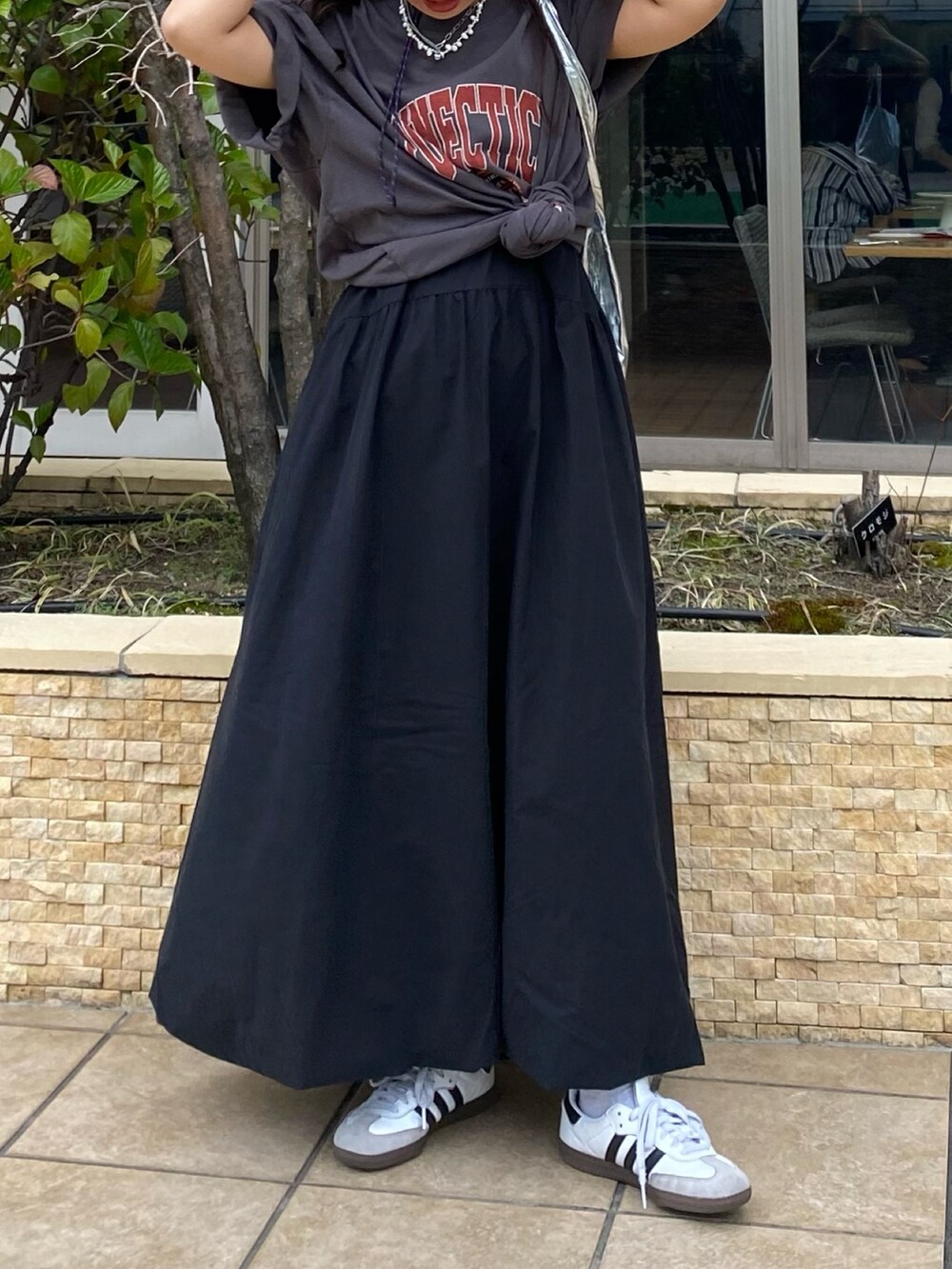 グレー系のTシャツ/カットソー、ブラック系のワンピースを着用したレディースの春コーディネートの5枚目の写真