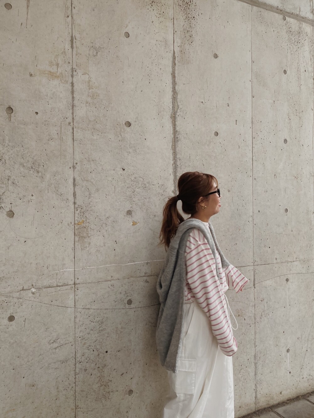 グレー系のニット/セーター、ブルー系のTシャツ/カットソー、ブルー系のエコバッグ/サブバッグを着用したレディースの冬コーディネートの5枚目の写真