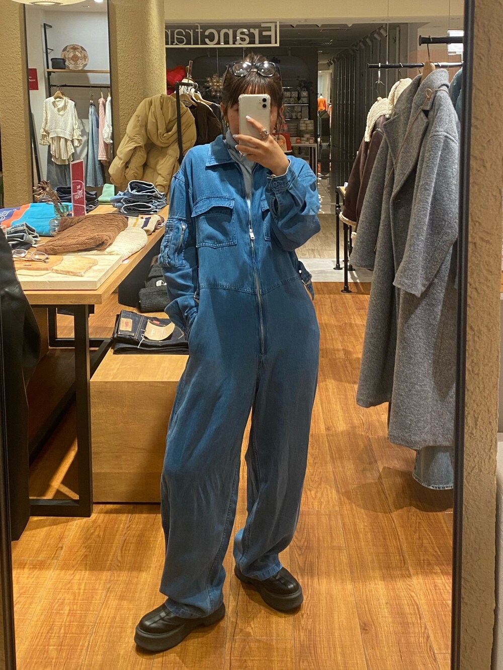 ブルー系のつなぎ/オールインワン、ブルー系のTシャツ/カットソーを着用したレディースの冬コーディネートの6枚目の写真