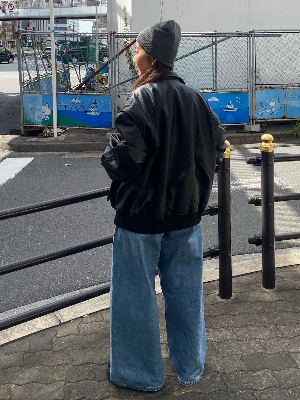 ホワイト系のニット/セーター、ブルー系のデニムパンツ、ブラック系のブルゾンを着用したレディースの秋コーディネートの3枚目の写真