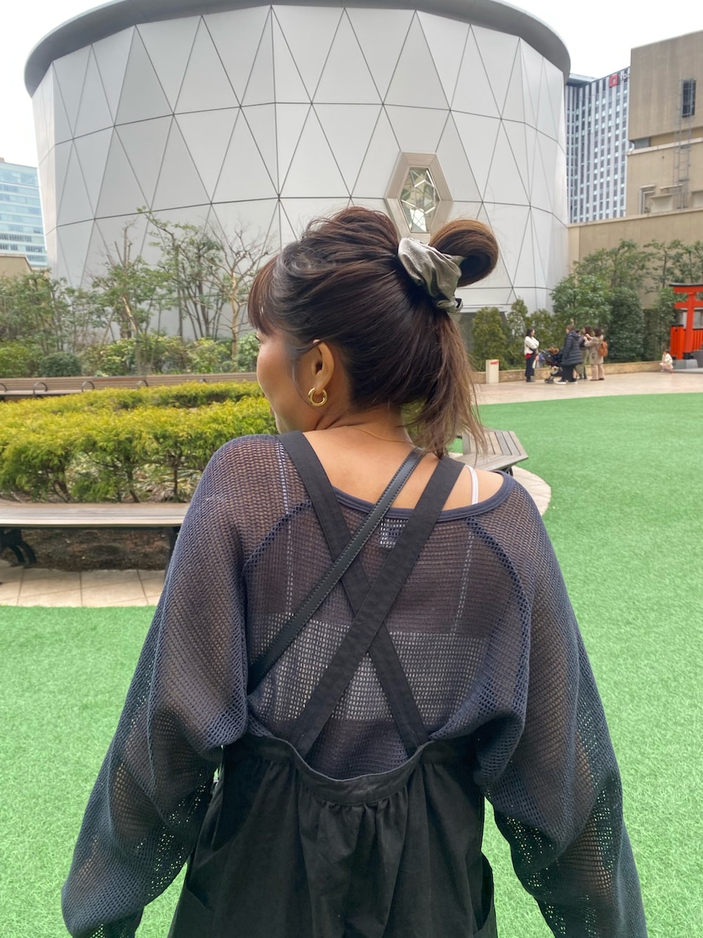 グレー系のTシャツ/カットソー、ブラック系のつなぎ/オールインワンを着用したレディースの春コーディネートの6枚目の写真