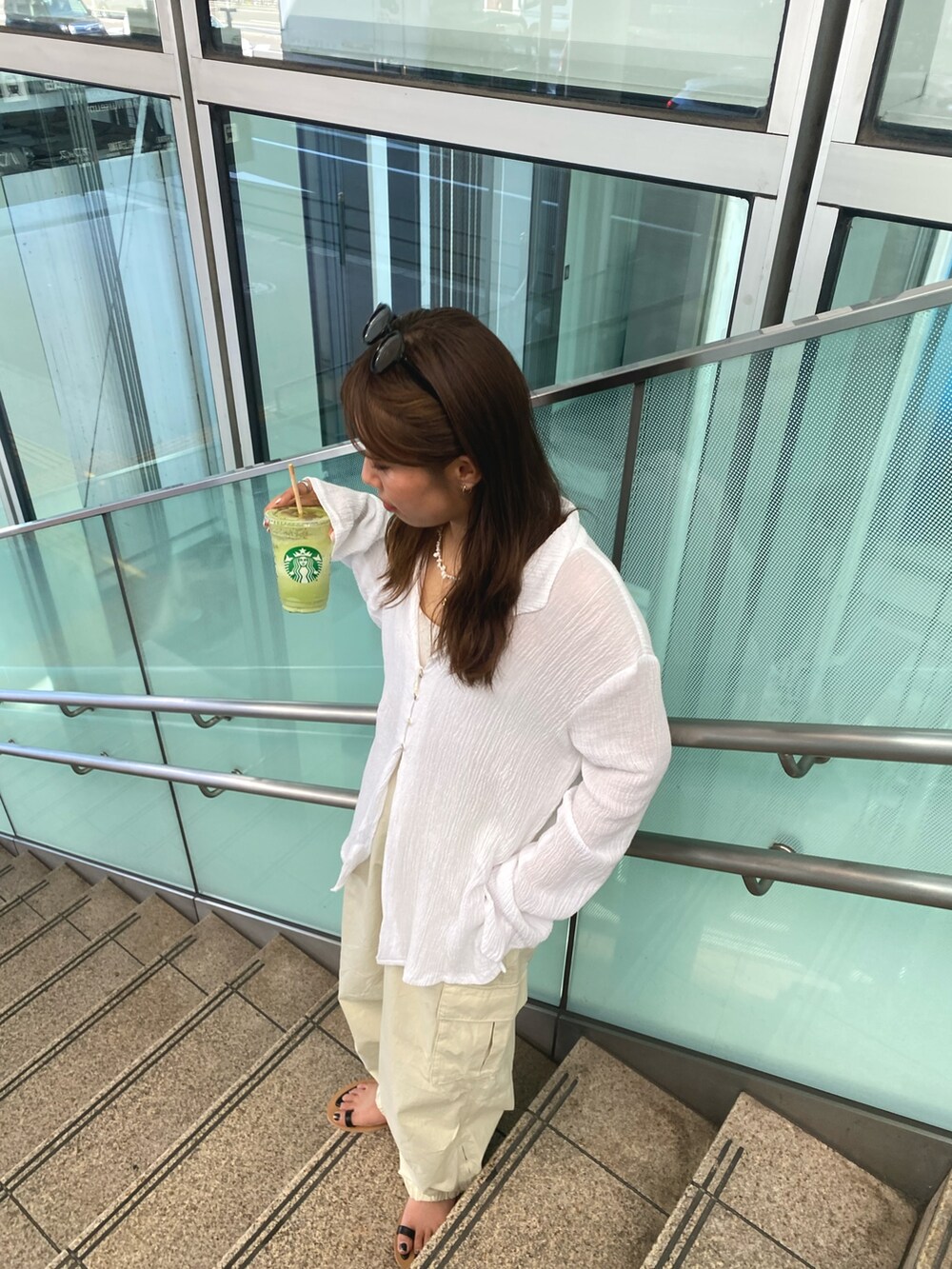 ホワイト系のシャツ/ブラウス、ホワイト系のカーゴパンツを着用したレディースの夏コーディネートの5枚目の写真