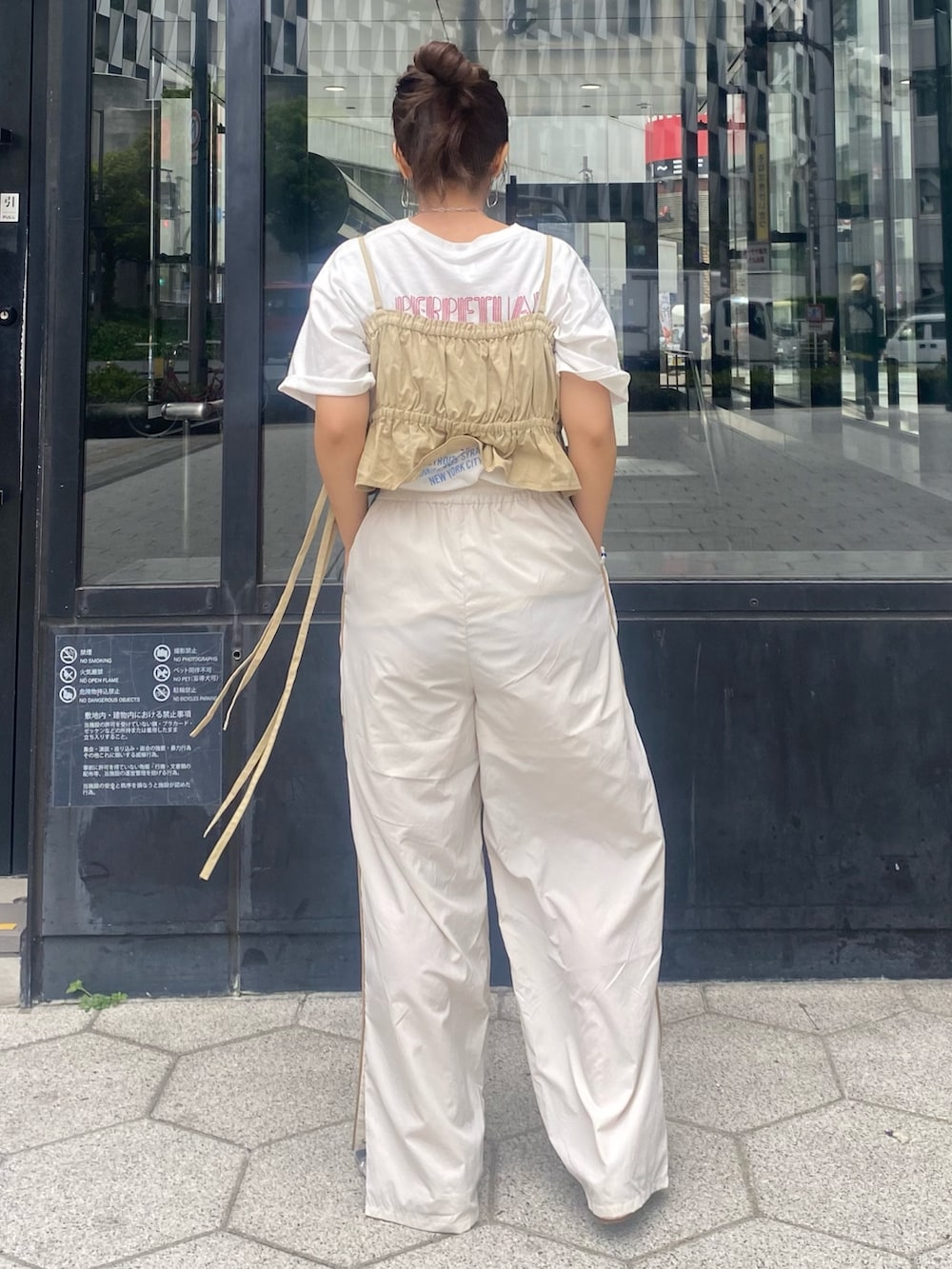 ホワイト系のTシャツ/カットソー、ホワイト系のその他パンツ、シルバー系のサンダルを着用したレディースの春コーディネートの3枚目の写真