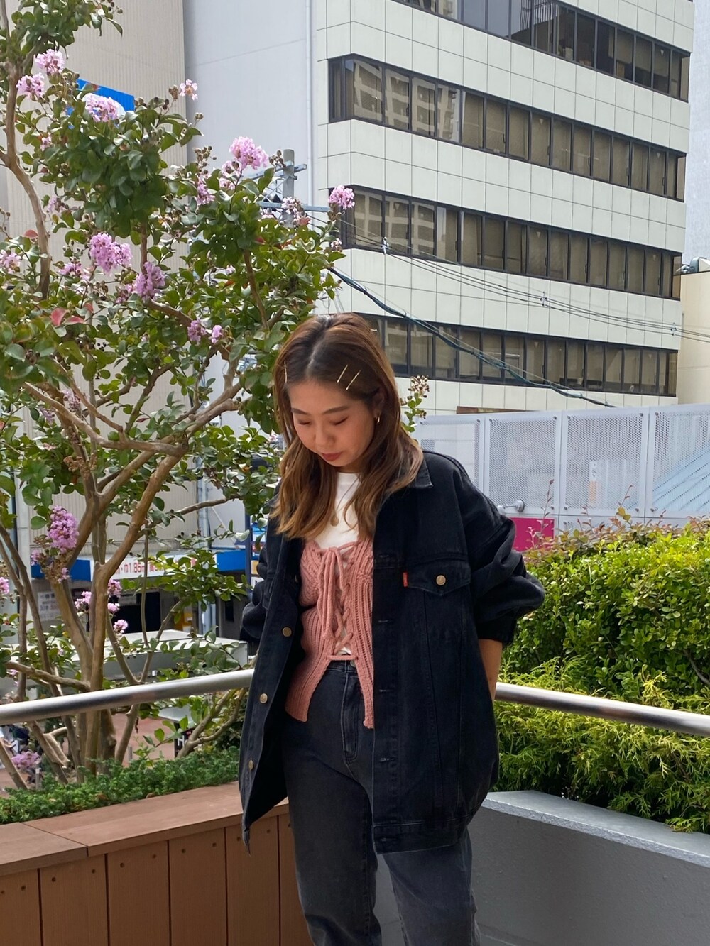 ブラック系のデニムジャケット、ブラック系のデニムパンツ、ピンク系のニット/セーターを着用したレディースの秋コーディネートの7枚目の写真