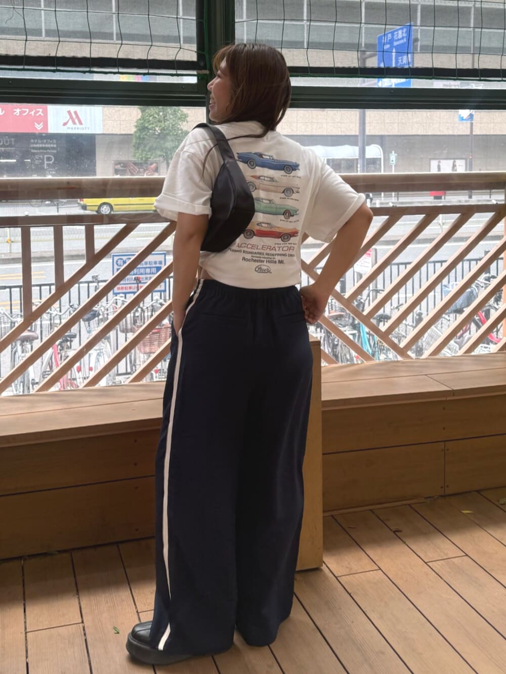 ホワイト系のTシャツ/カットソー、ブルー系のその他パンツを着用したレディースの春コーディネートの3枚目の写真