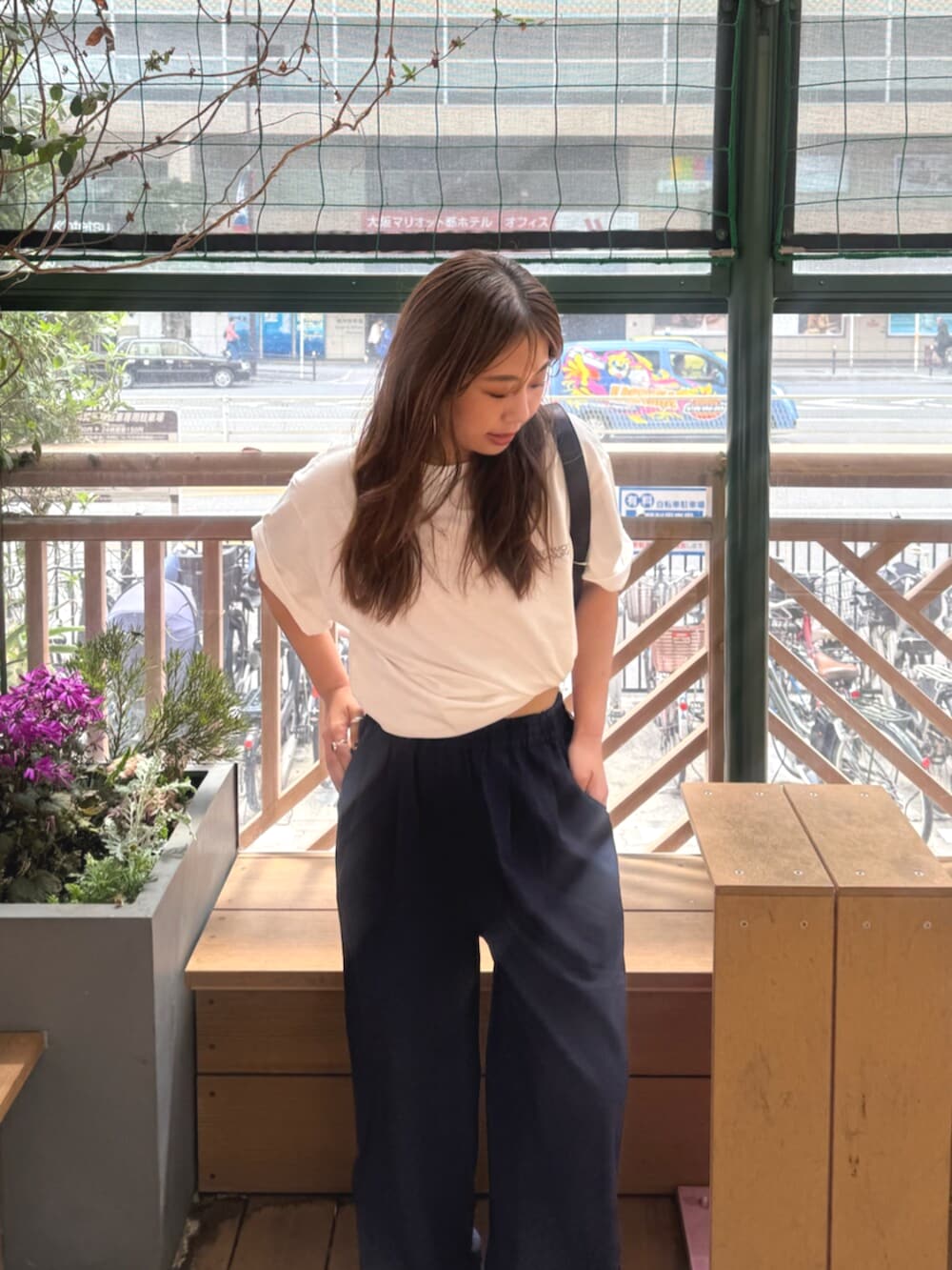 ホワイト系のTシャツ/カットソー、ブルー系のその他パンツを着用したレディースの春コーディネートの5枚目の写真