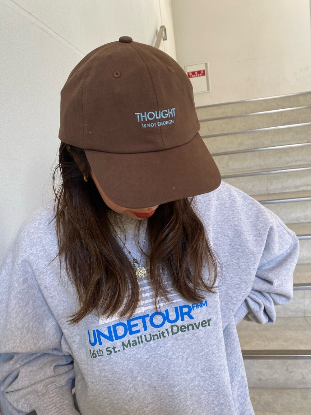 グレー系のスウェット、ブルー系のスカート、ホワイト系のTシャツ/カットソーを着用したレディースの冬コーディネートの6枚目の写真