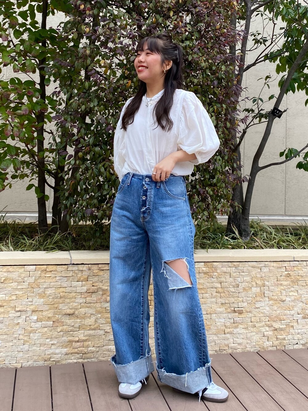 ホワイト系のシャツ/ブラウス、ブルー系のデニムパンツを着用したレディースの春コーディネートの3枚目の写真