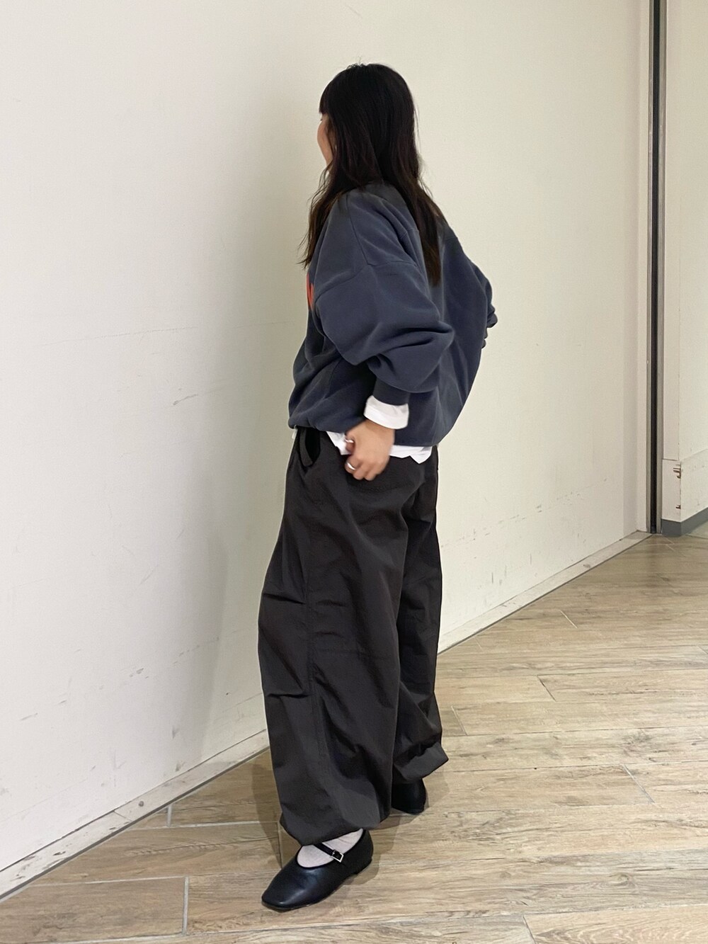 グレー系のスウェット、グレー系のその他パンツ、ホワイト系のTシャツ/カットソーを着用したレディースの冬コーディネートの3枚目の写真