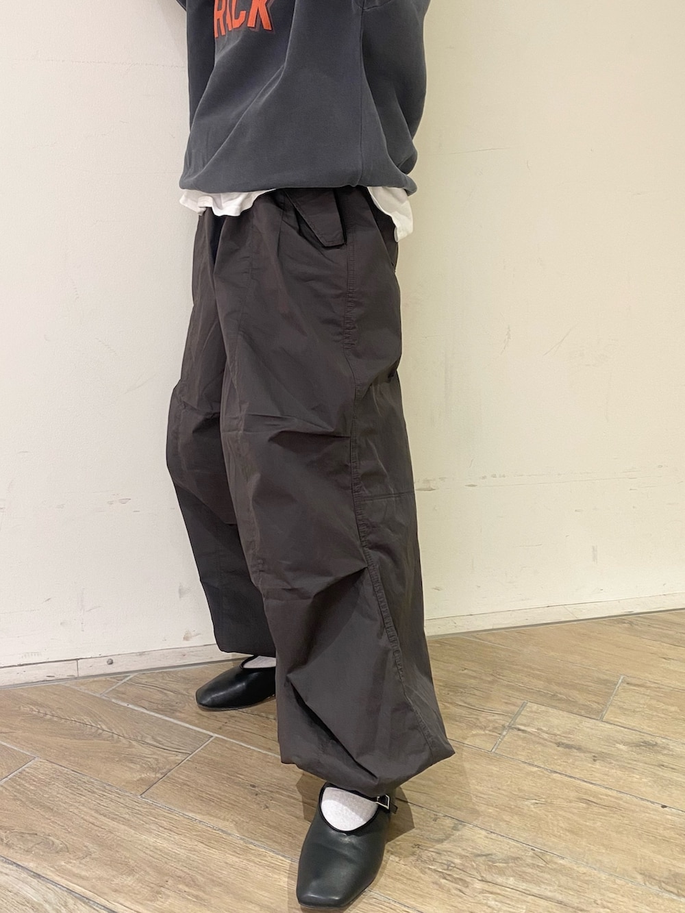 グレー系のスウェット、グレー系のその他パンツ、ホワイト系のTシャツ/カットソーを着用したレディースの冬コーディネートの5枚目の写真