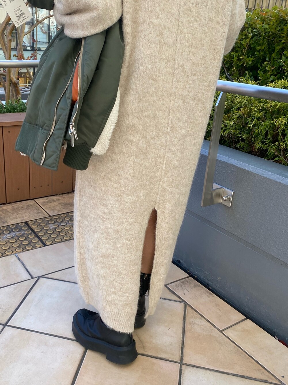 グリーン系のMA-1、ホワイト系のワンピースを着用したレディースの秋コーディネートの6枚目の写真