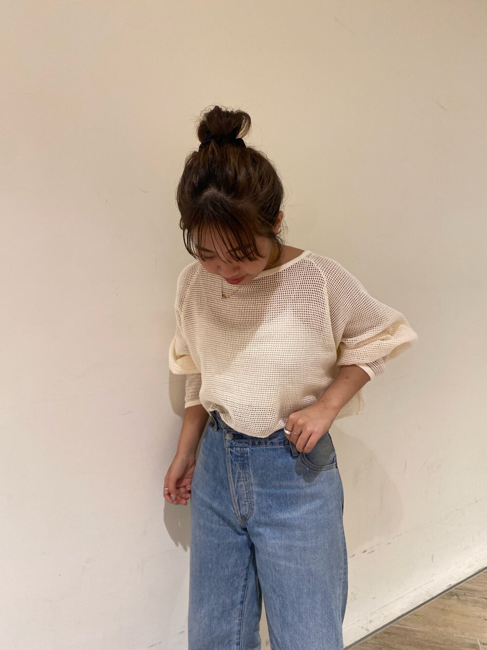 ホワイト系のTシャツ/カットソー、ブルー系のデニムパンツを着用したレディースの夏コーディネートの4枚目の写真