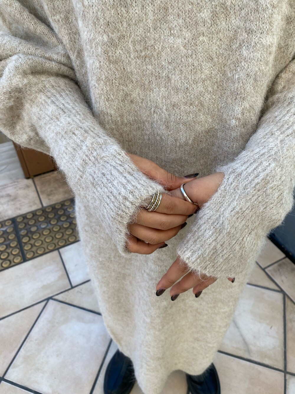 グリーン系のMA-1、ホワイト系のワンピースを着用したレディースの秋コーディネートの7枚目の写真