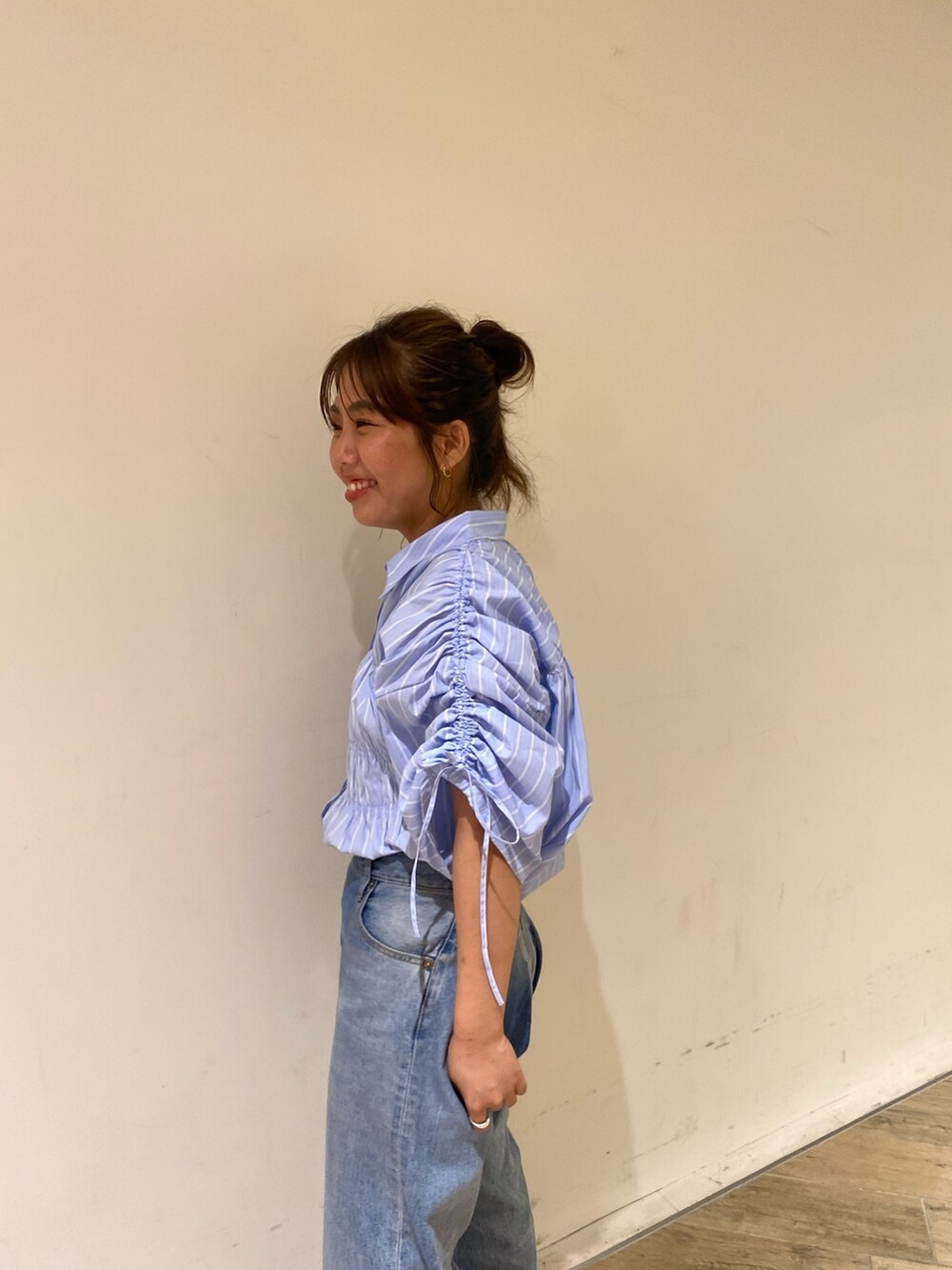 その他のシャツ/ブラウス、ブルー系のデニムパンツを着用したレディースの夏コーディネートの4枚目の写真