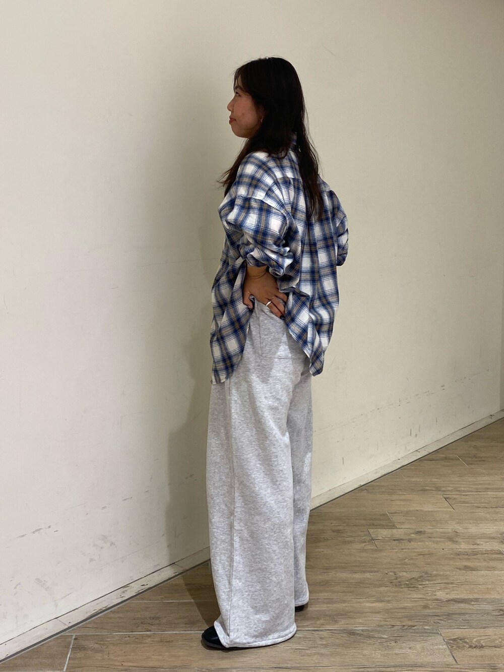 ホワイト系のシャツ/ブラウス、グレー系のスウェットパンツを着用したレディースの秋コーディネートの2枚目の写真