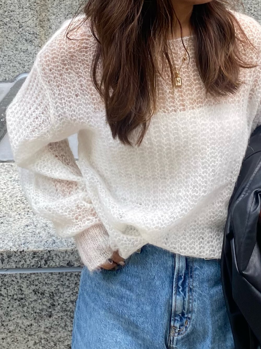 ホワイト系のニット/セーター、ブルー系のデニムパンツを着用したレディースの秋コーディネートの5枚目の写真