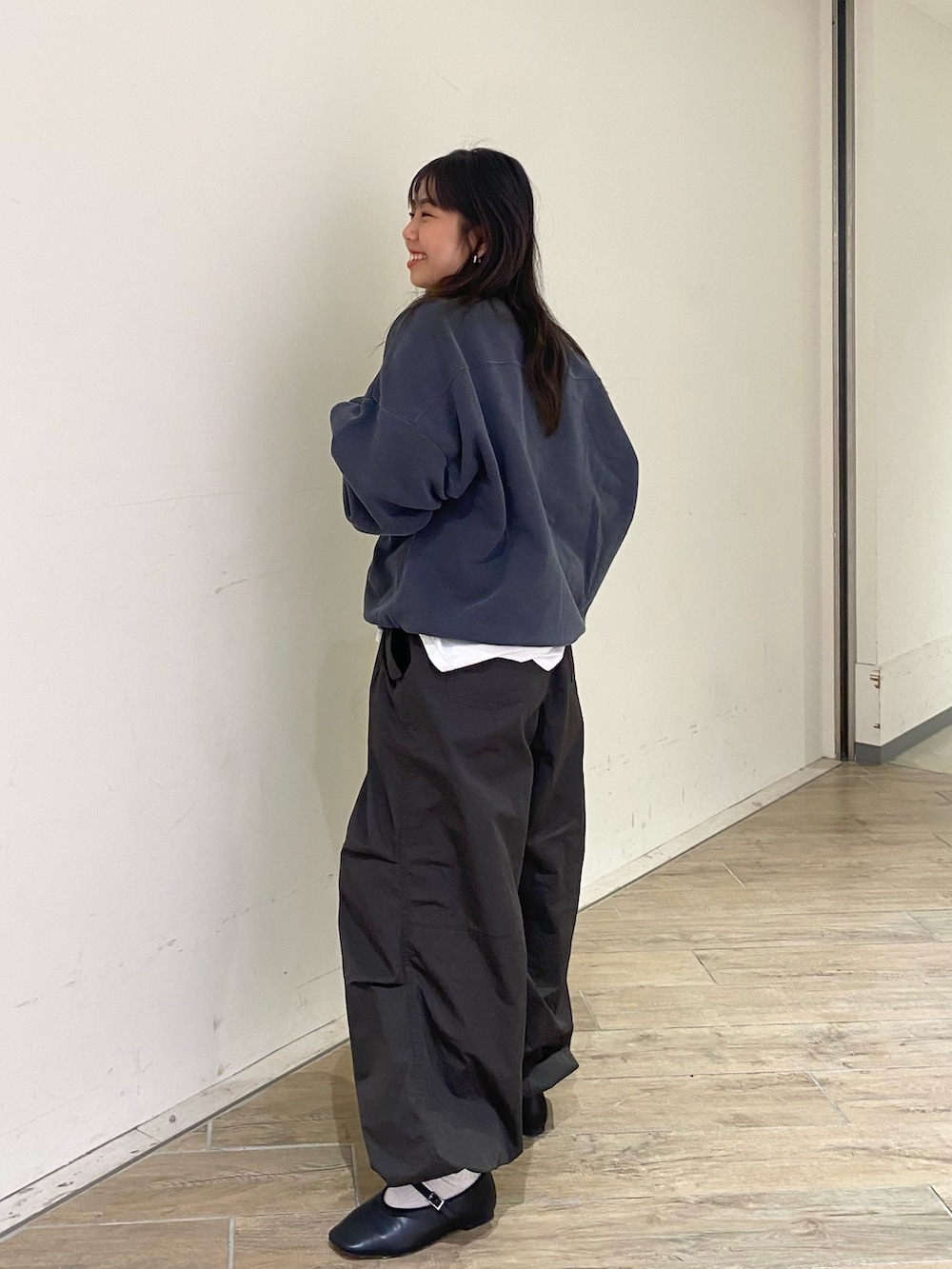 グレー系のスウェット、グレー系のその他パンツ、ホワイト系のTシャツ/カットソーを着用したレディースの冬コーディネートの2枚目の写真