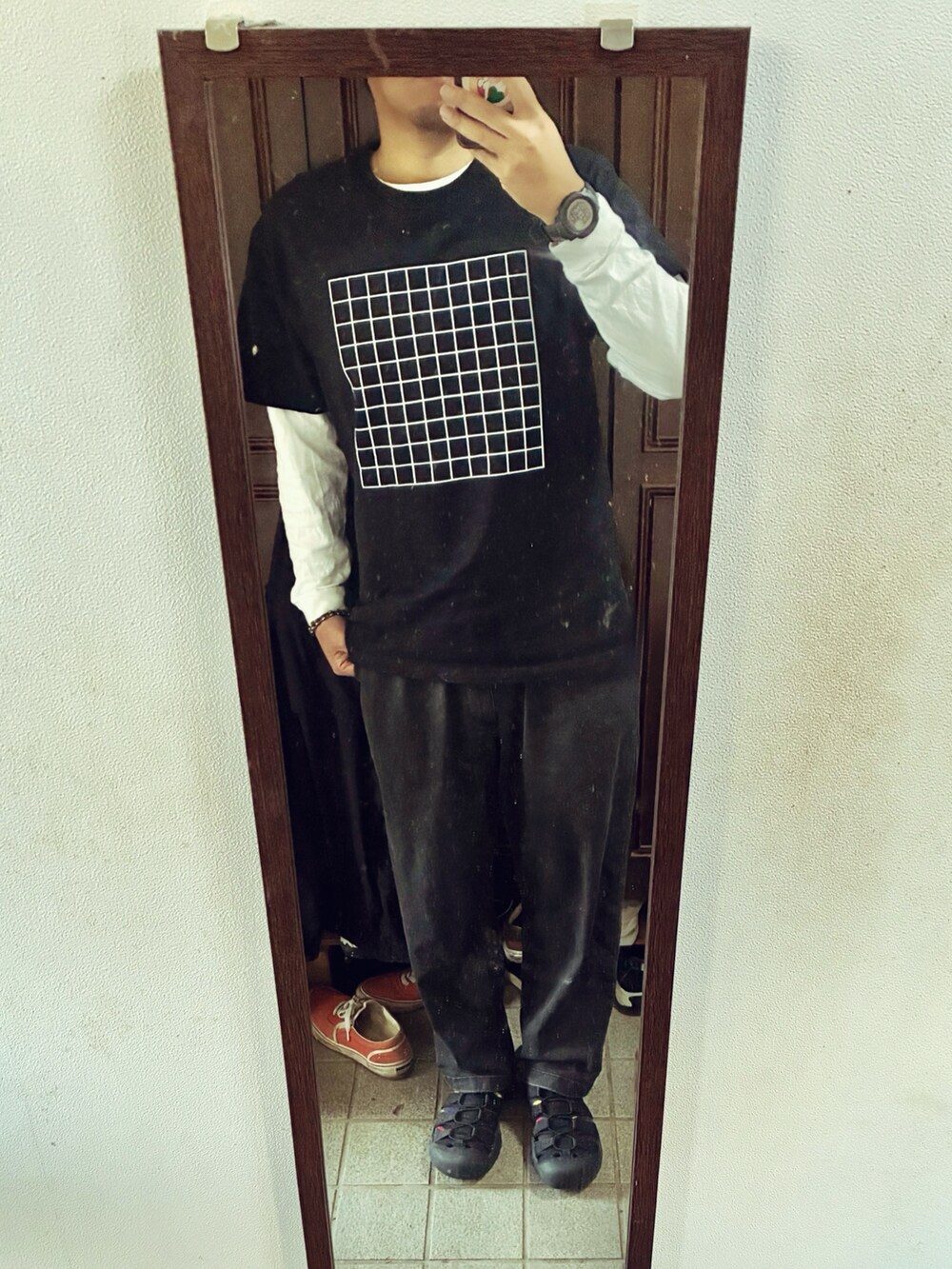 ブラック系のTシャツ/カットソー、ブラック系のサンダル、ホワイト系のTシャツ/カットソーを着用したメンズの秋コーディネートの2枚目の写真