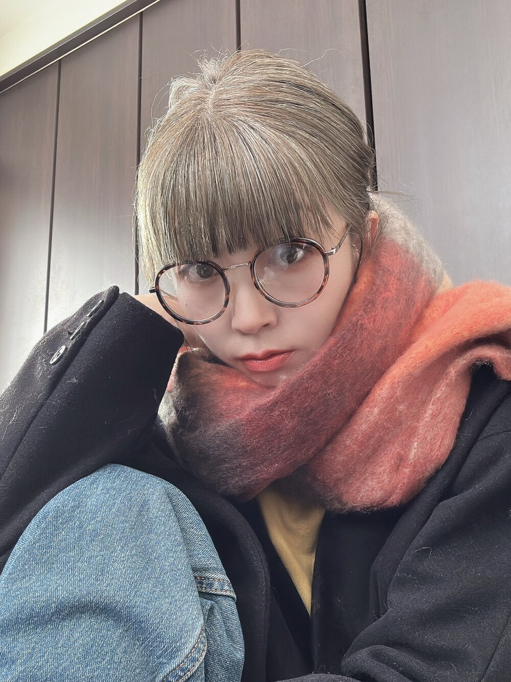「カジュアルコーデ、今日のコーデ、マフラー、メガネ女子、UGG」｜「MOUSSYのHW WIDE STRAIGHT（デニムパンツ、ブルー系）」を使った、amu1002さん（レディース・159cm）の冬コーディネートの3枚目の写真