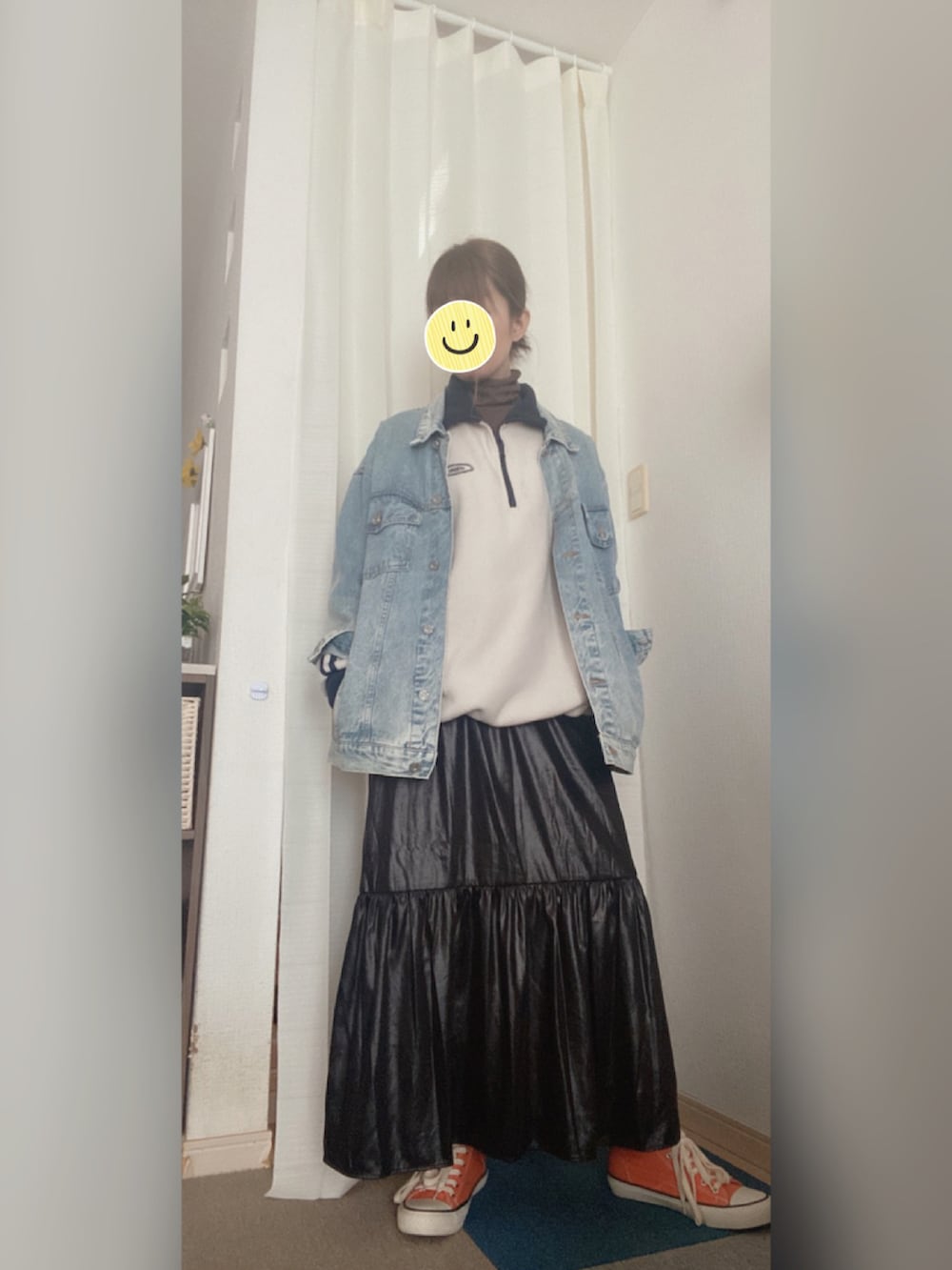 「カジュアルコーデ、スニーカー、ハイカットスニーカー」｜「Bershkaのアイテム（デニムジャケット、ブルー系）」を使った、amu1002さん（レディース・159cm）の冬コーディネートの2枚目の写真