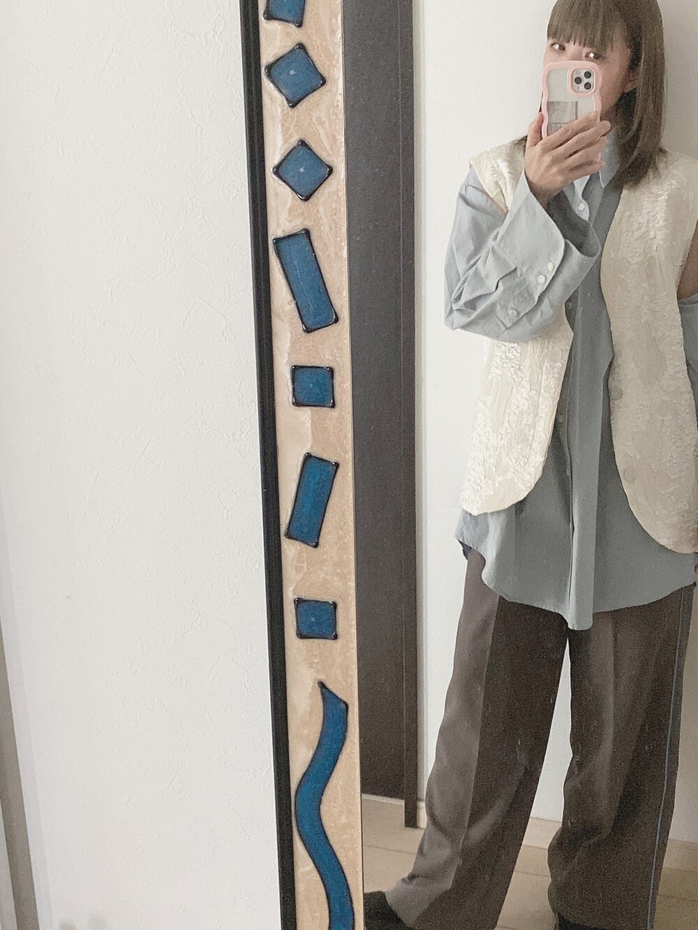 「秋服、オトナ女子、休日コーデ、おしゃれさんと繋がりたい」｜「Ungridのショルダースリットデザインシャツ（シャツ/ブラウス、ブルー系）」を使った、amu1002さん（レディース・159cm）の秋コーディネートの2枚目の写真