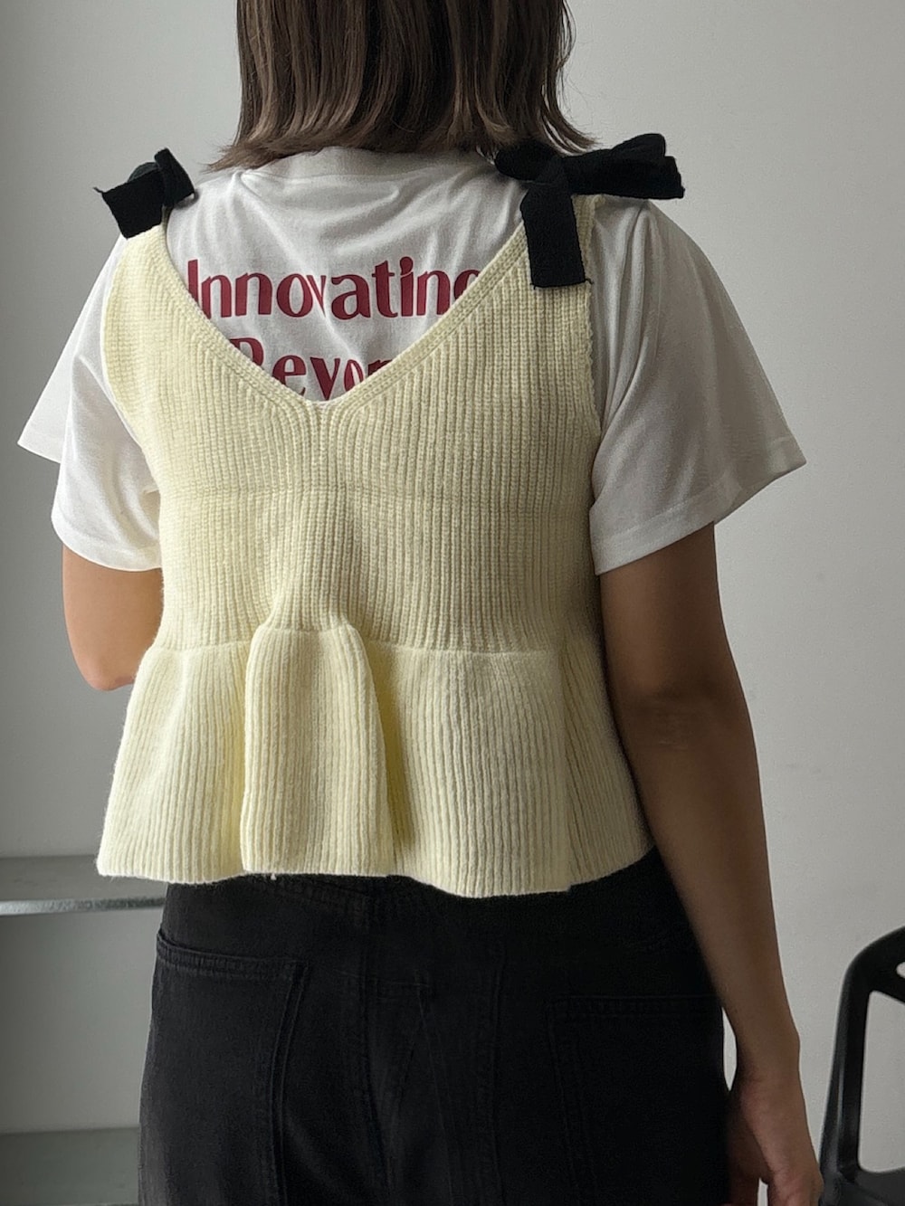 その他のTシャツ/カットソー、ブラック系のデニムパンツ、ホワイト系のベストを着用したレディースの夏コーディネートの2枚目の写真