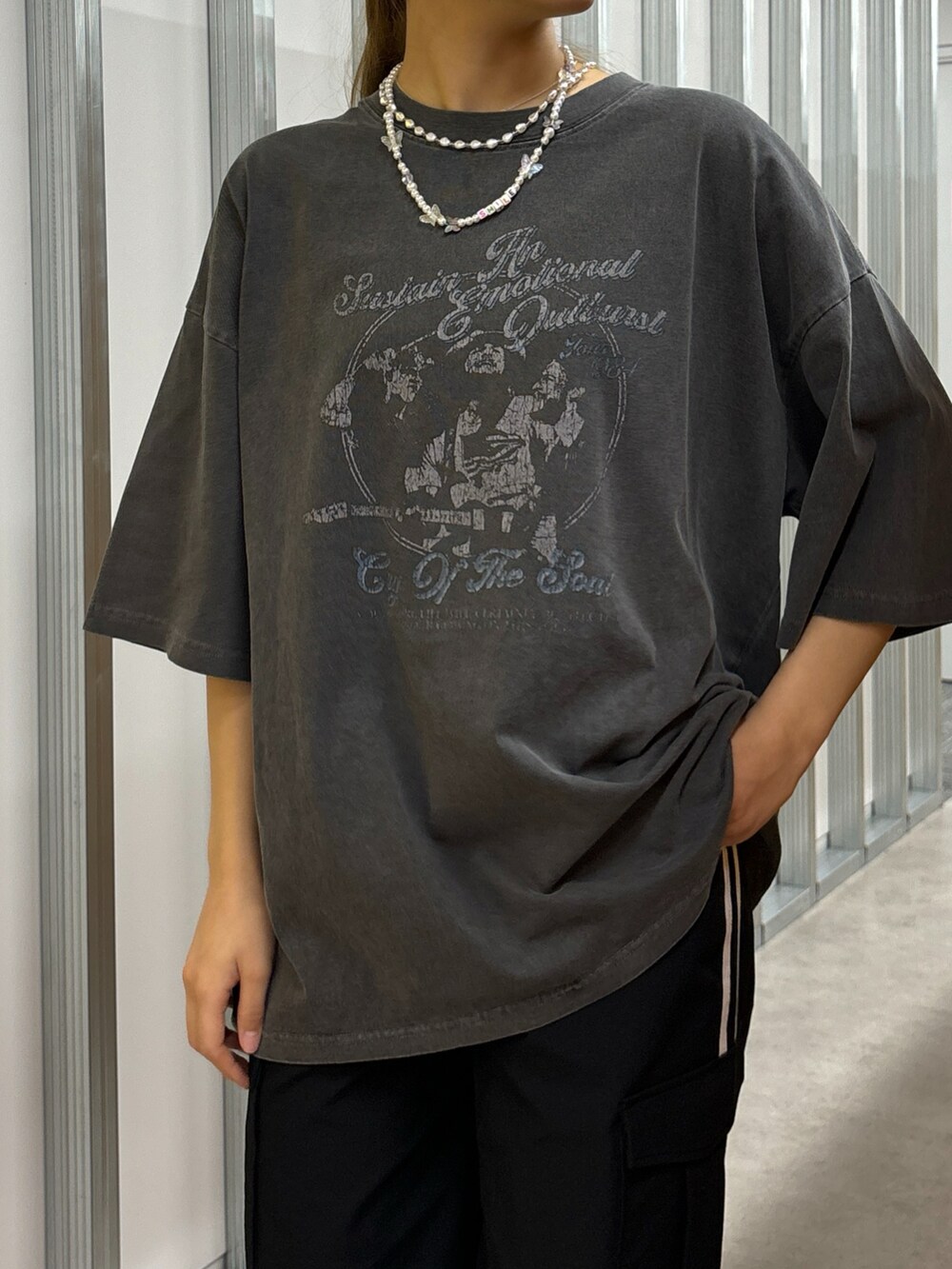 その他のTシャツ/カットソー、ブラック系のカーゴパンツ、ブラック系のキャップを着用したレディースの春コーディネートの3枚目の写真