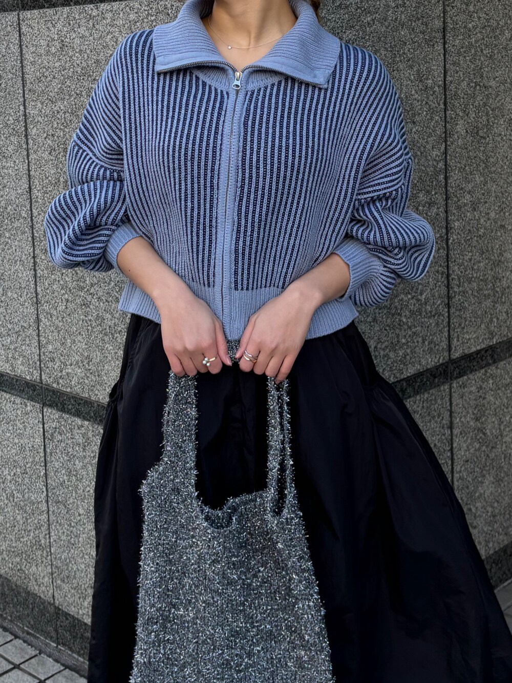 ブラック系のスカート、ブルー系のカーディガン/ボレロ、ブルー系のカーディガン/ボレロを着用したレディースの冬コーディネートの2枚目の写真