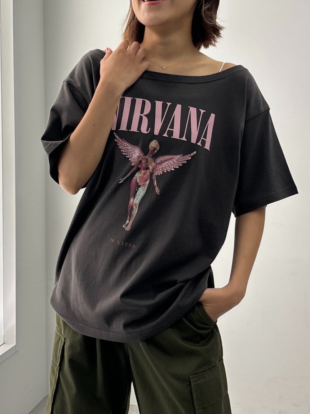 その他のTシャツ/カットソー、グリーン系のカーゴパンツ、ホワイト系のスニーカーを着用したレディースの夏コーディネートの2枚目の写真