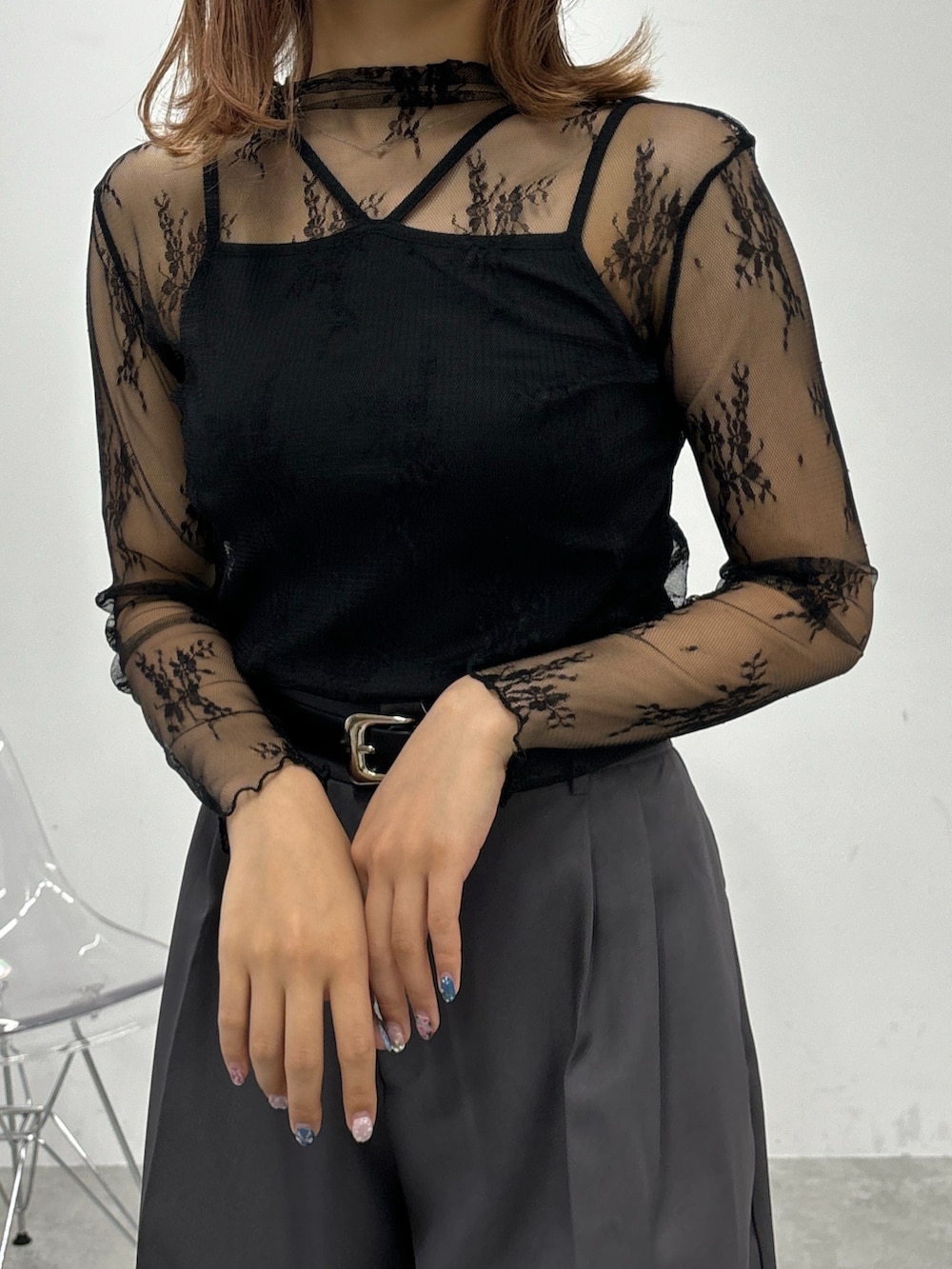 「トートバッグ、スラックス、レース、ワイドパンツ、サンダル、デートコーデ、ホルターネック、レーストップス、FRUIT OF THE LOOM、シアートップス」｜「WEGOのWEGO/レーストップス（Tシャツ/カットソー、ブラック系）」を使った、rinoさん（レディース・160cm）の夏コーディネートの2枚目の写真