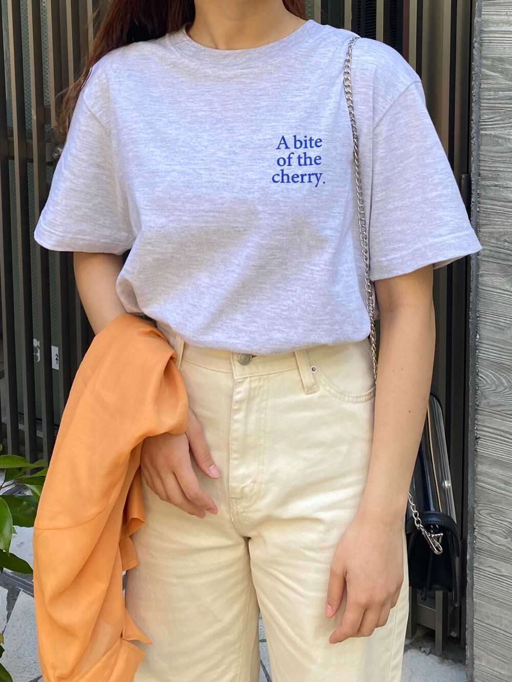 その他のTシャツ/カットソー、イエロー系のデニムパンツ、オレンジ系のシャツ/ブラウスを着用したレディースの春コーディネートの3枚目の写真