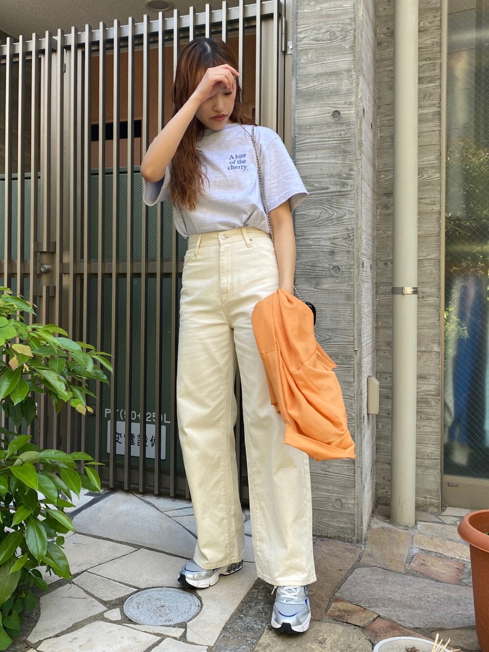 その他のTシャツ/カットソー、イエロー系のデニムパンツ、オレンジ系のシャツ/ブラウスを着用したレディースの春コーディネートの2枚目の写真