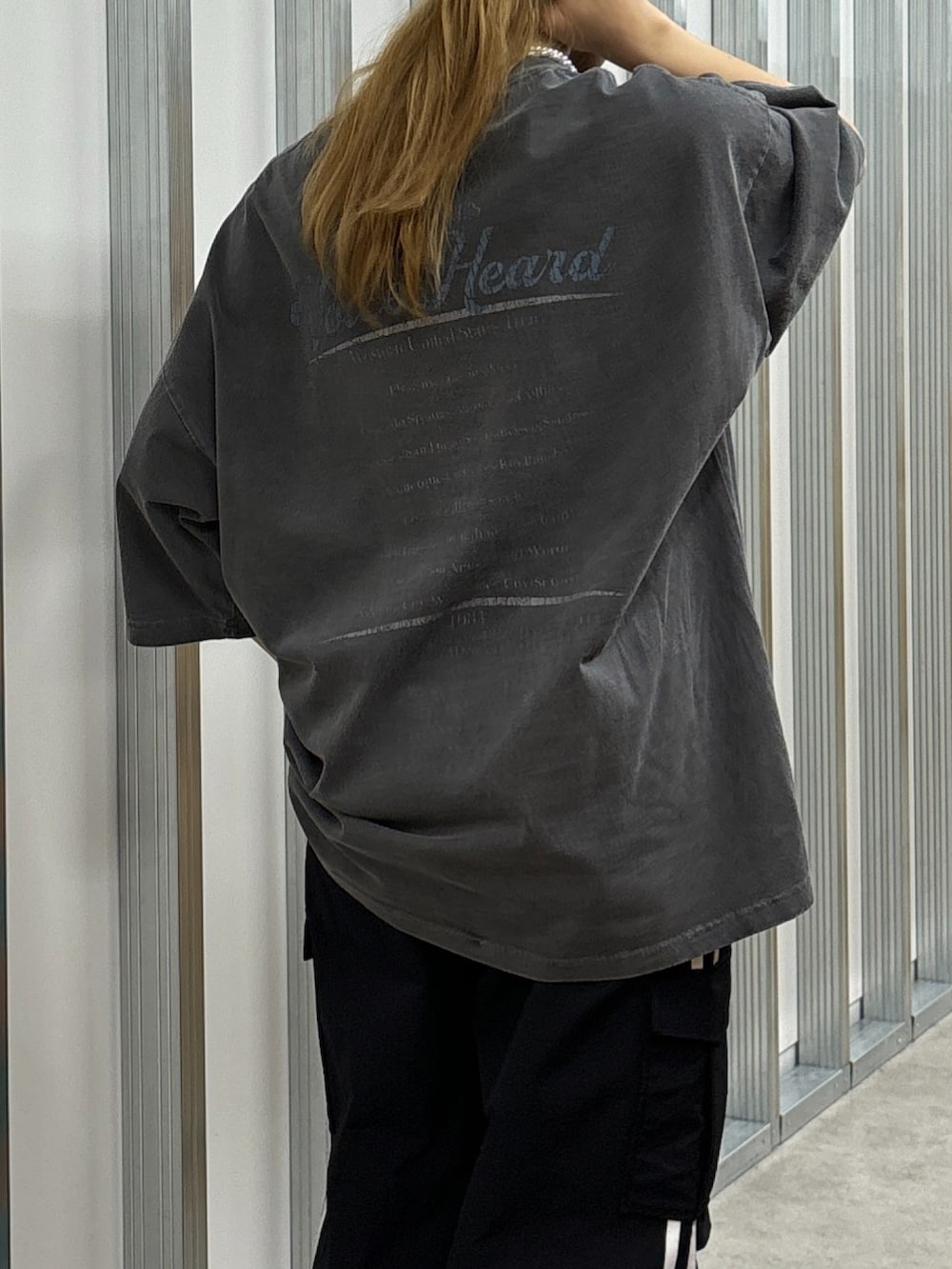 その他のTシャツ/カットソー、ブラック系のカーゴパンツ、ブラック系のキャップを着用したレディースの春コーディネートの4枚目の写真