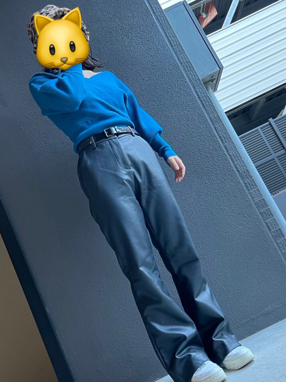 ブラック系のその他パンツ、ブルー系のニット/セーターを着用したレディースの冬コーディネートの2枚目の写真