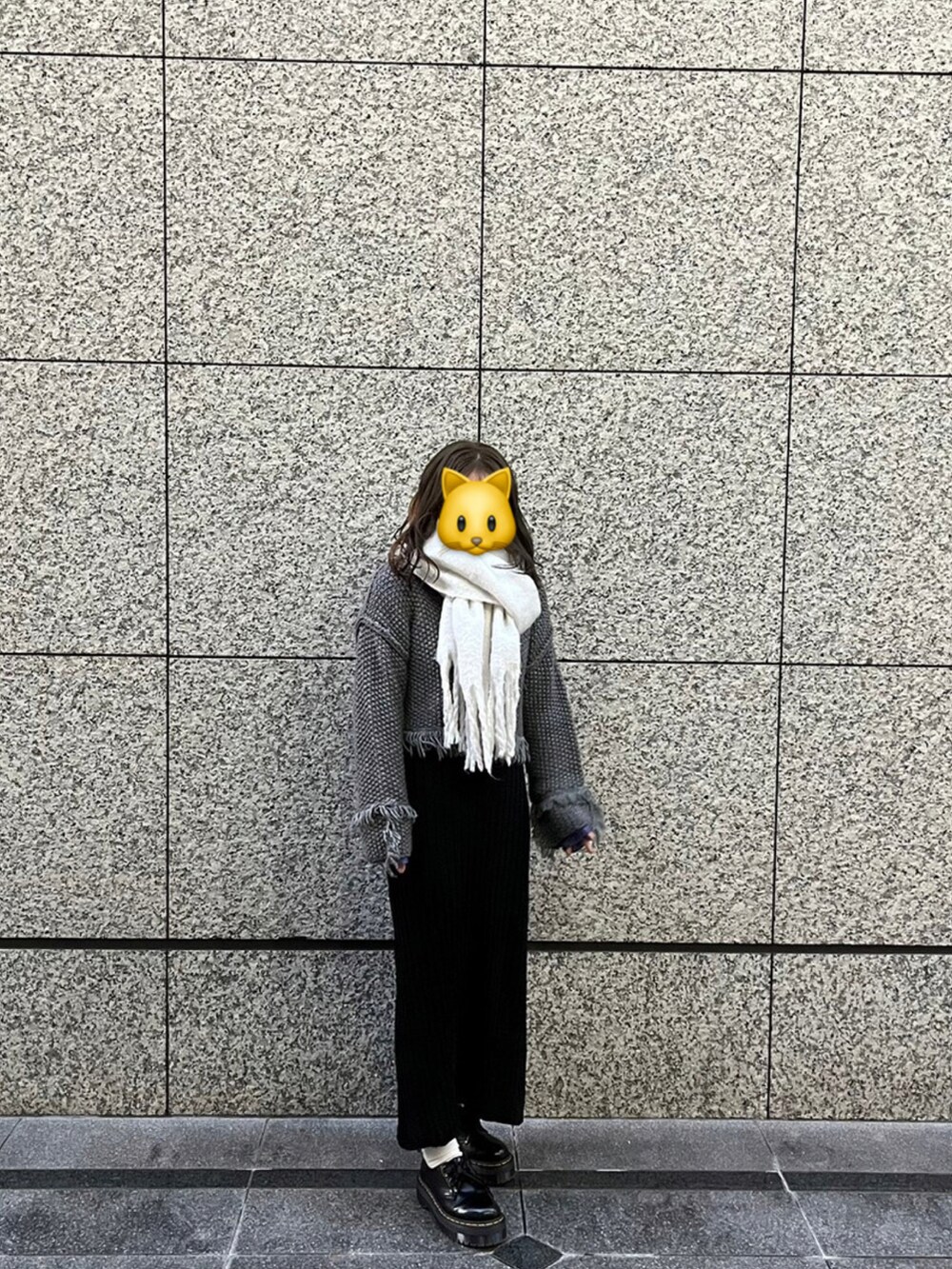 ブラック系のワンピース/ドレス、ホワイト系のマフラーを着用したレディースの冬コーディネートの4枚目の写真