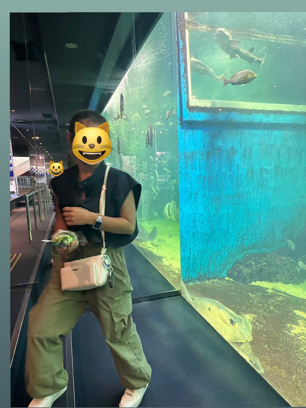 グレー系のトップスを着用したレディースの秋コーディネートの3枚目の写真