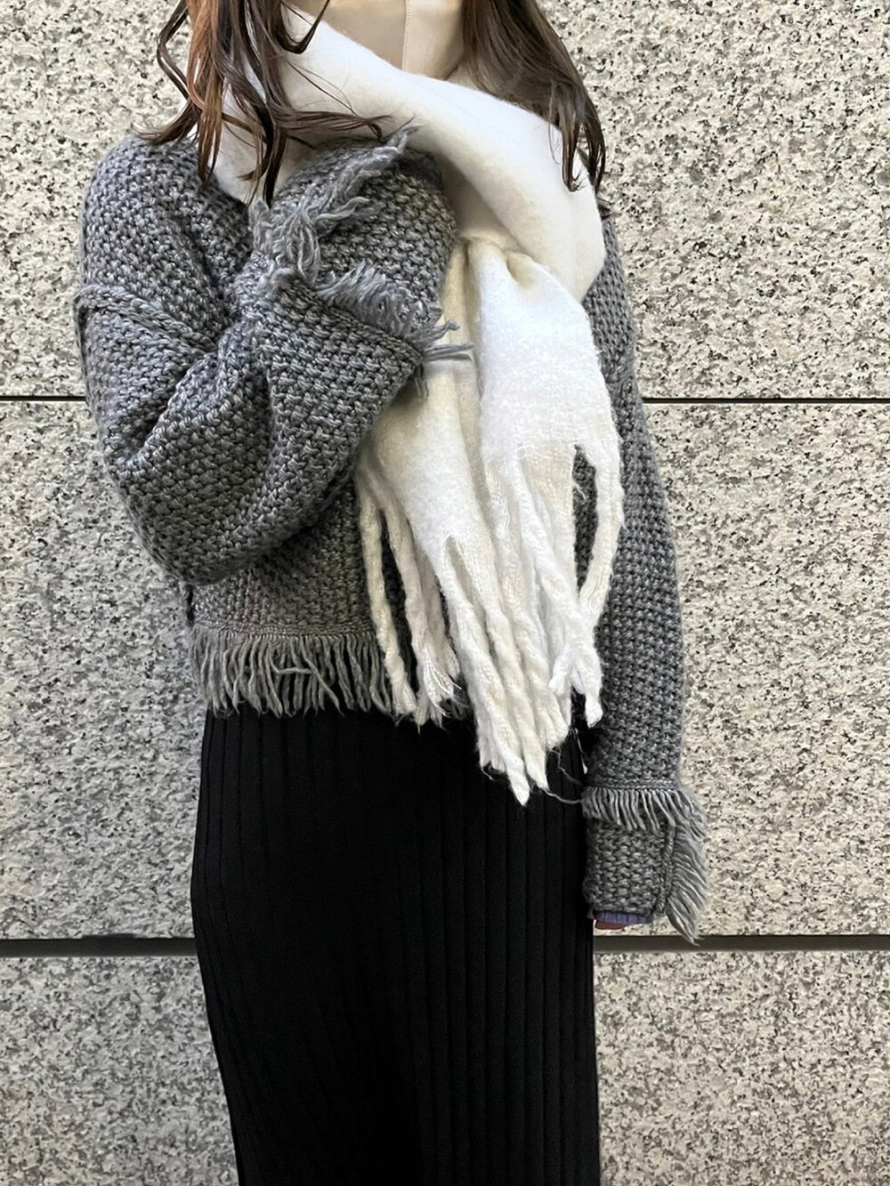 ブラック系のワンピース/ドレス、ホワイト系のマフラーを着用したレディースの冬コーディネートの2枚目の写真