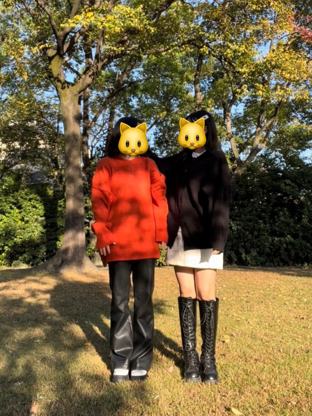 オレンジ系のニット/セーター、ホワイト系のブーツ、ブラック系のその他パンツを着用したレディースの秋コーディネートの2枚目の写真