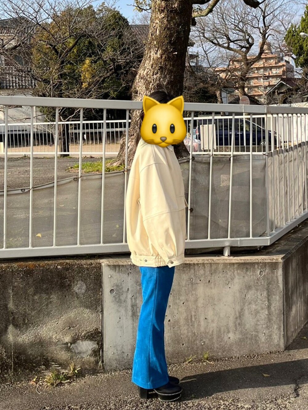 ブルー系のその他パンツ、ホワイト系のジャケット/アウターを着用したレディースの春コーディネートの3枚目の写真