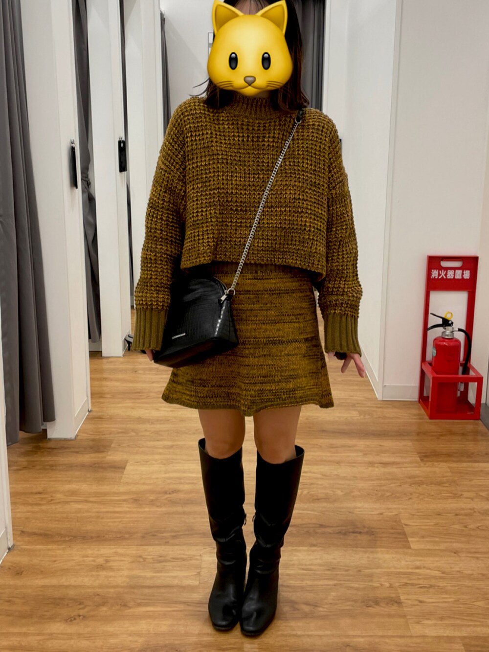 オレンジ系のトップス、オレンジ系のスカートを着用したレディースの秋コーディネートの2枚目の写真