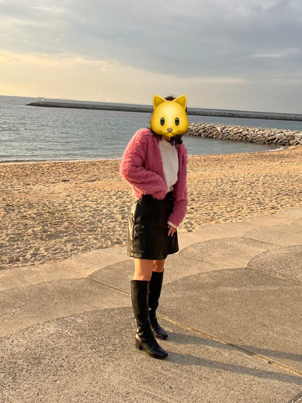 ブラック系のその他パンツ、ピンク系のカーディガン/ボレロを着用したレディースの冬コーディネートの2枚目の写真