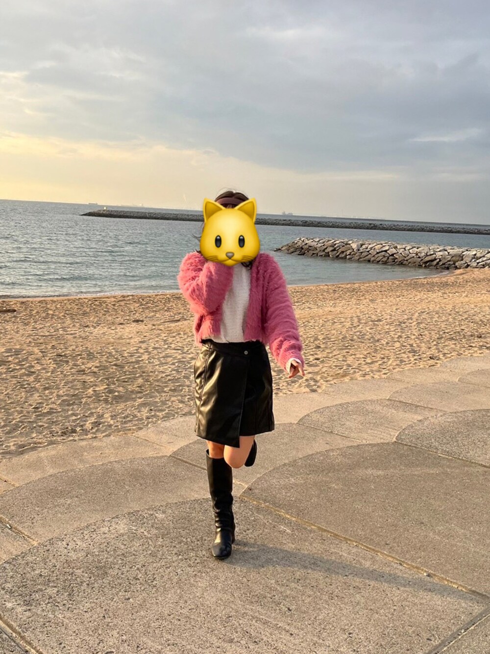 ブラック系のその他パンツ、ピンク系のカーディガン/ボレロを着用したレディースの冬コーディネートの3枚目の写真