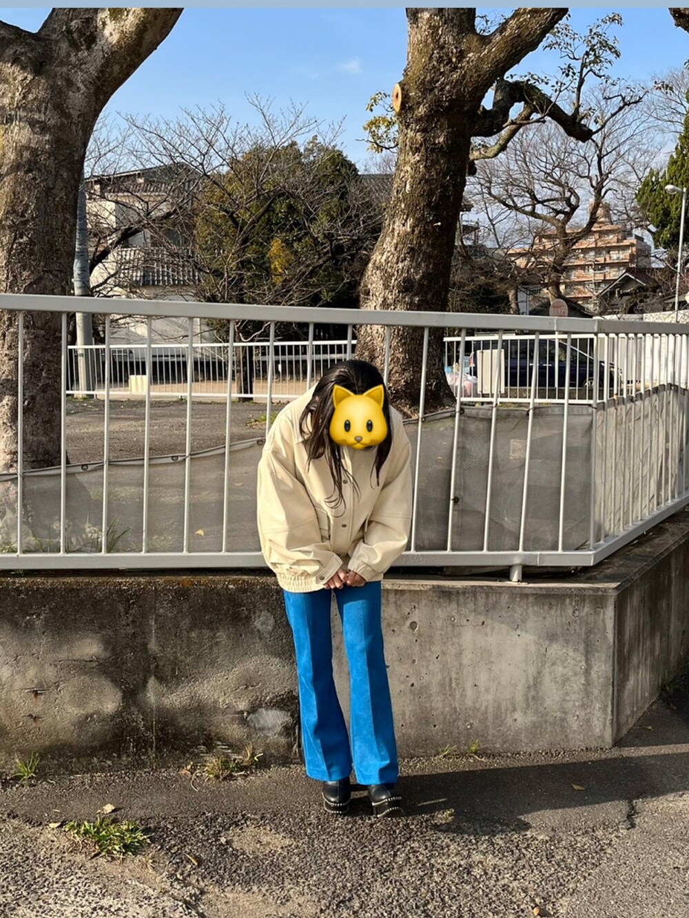 ブルー系のその他パンツ、ホワイト系のジャケット/アウターを着用したレディースの春コーディネートの2枚目の写真