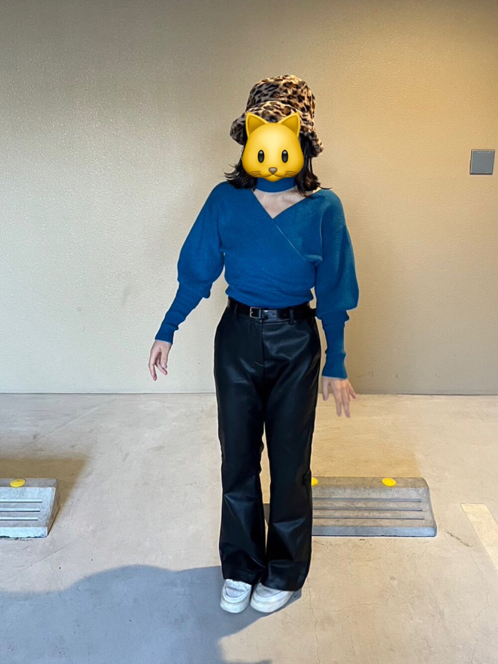 ブラック系のその他パンツ、ブルー系のニット/セーターを着用したレディースの冬コーディネートの3枚目の写真