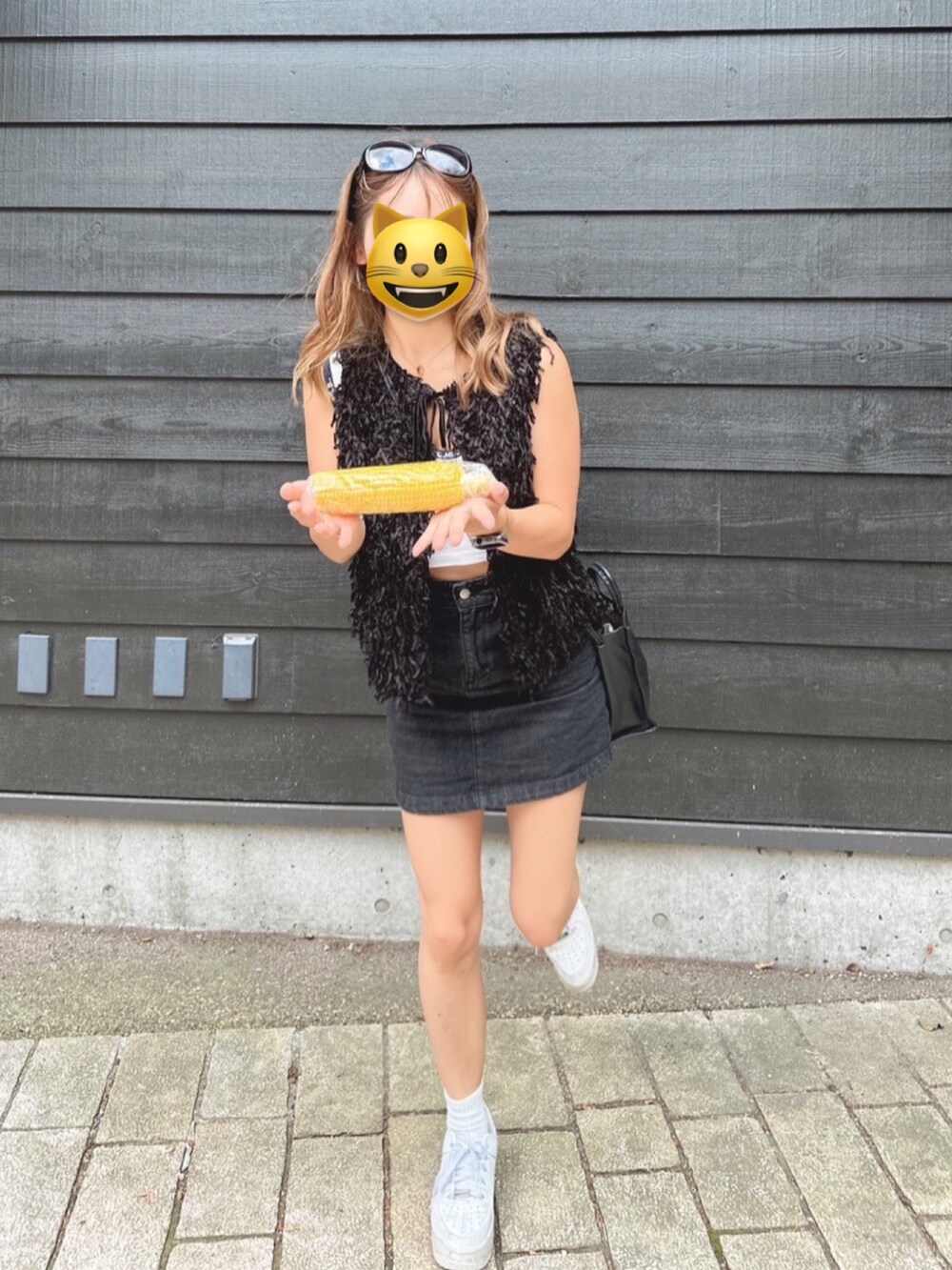 グレー系のトップスを着用したレディースの秋コーディネートの2枚目の写真