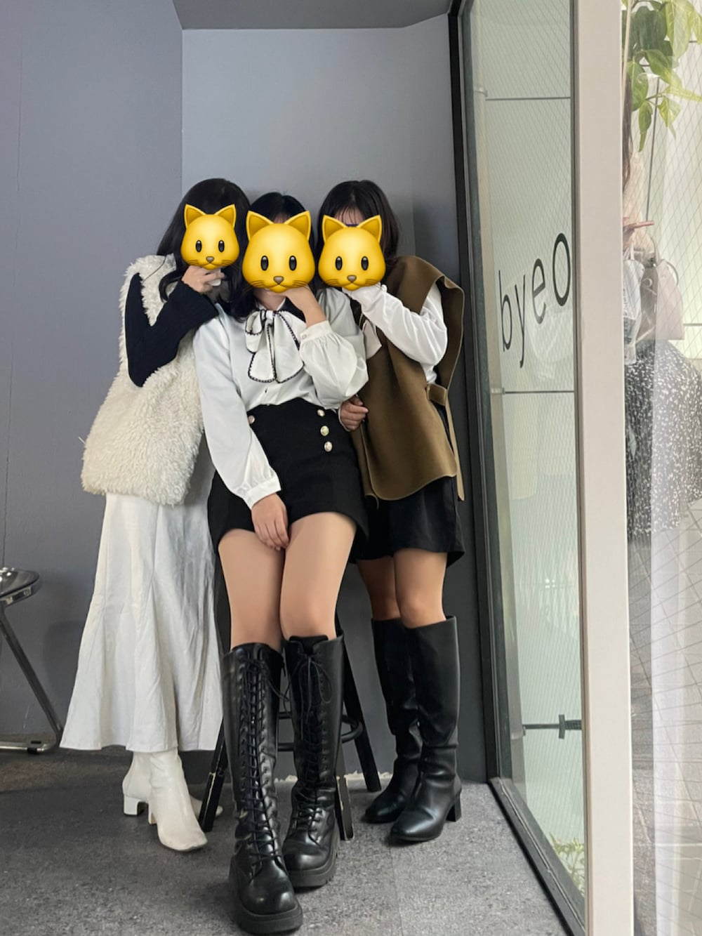 グリーン系のベスト、ブラック系のメガネを着用したレディースの冬コーディネートの2枚目の写真