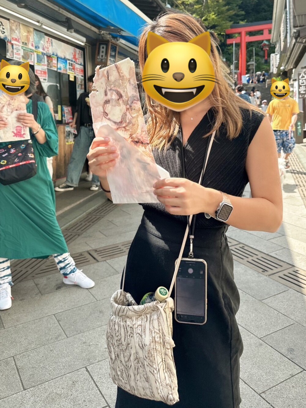 グレー系のトップスを着用したレディースの秋コーディネートの4枚目の写真