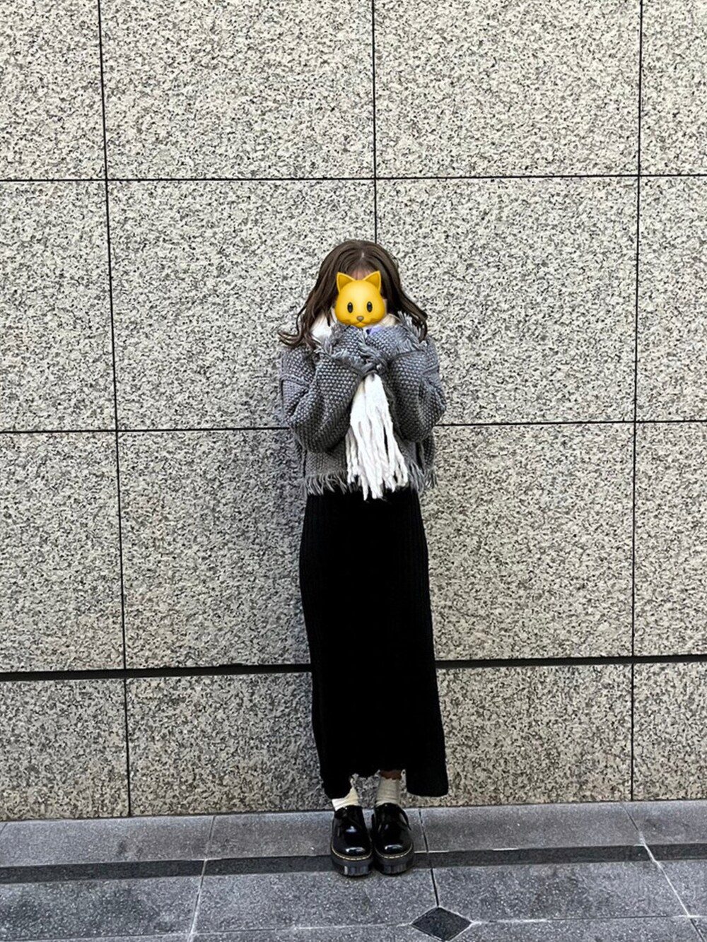 ブラック系のワンピース/ドレス、ホワイト系のマフラーを着用したレディースの冬コーディネートの3枚目の写真