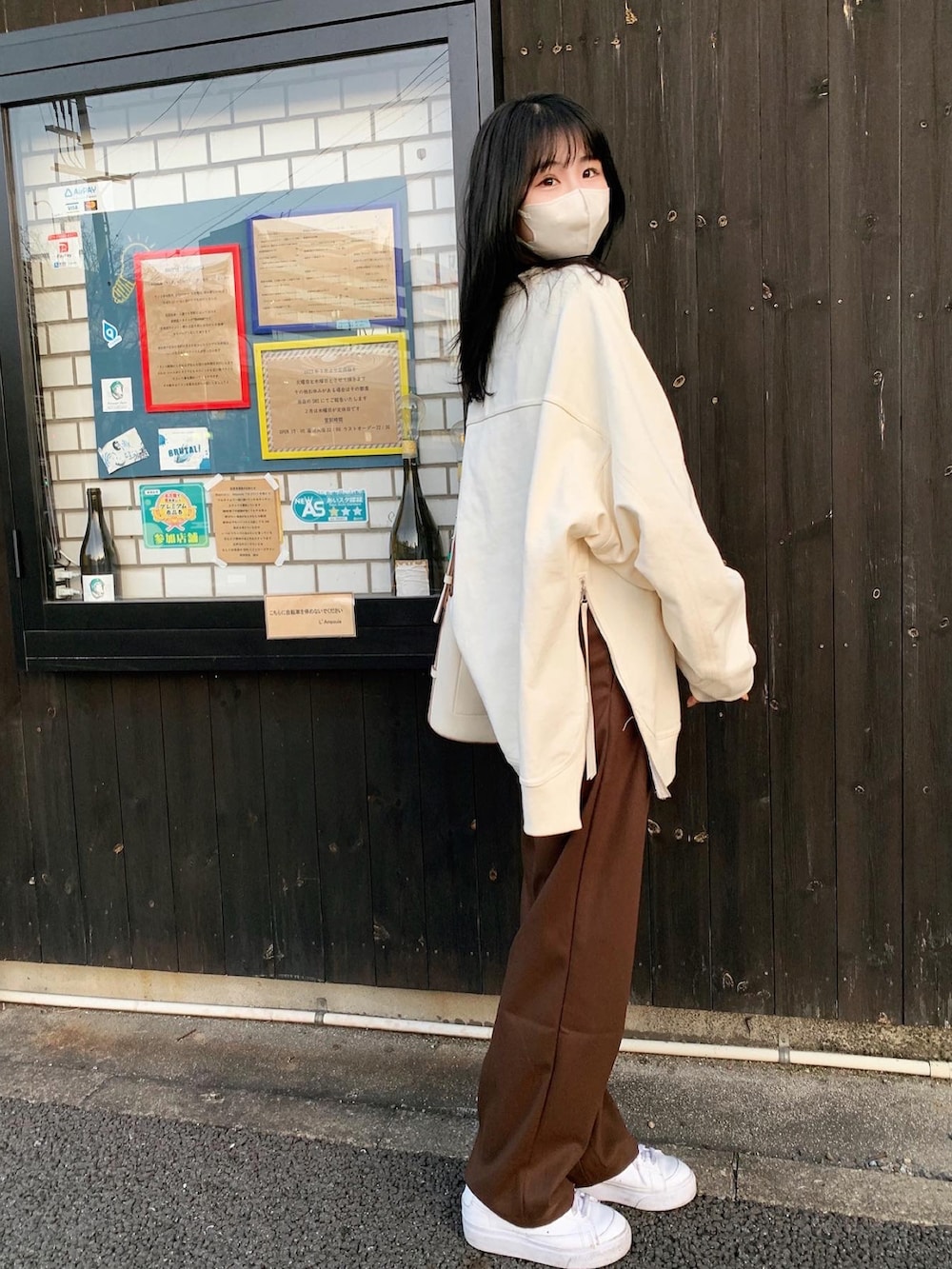 ホワイト系のスニーカー、ホワイト系のスウェット、ホワイト系のショルダーバッグを着用したレディースの春コーディネートの2枚目の写真