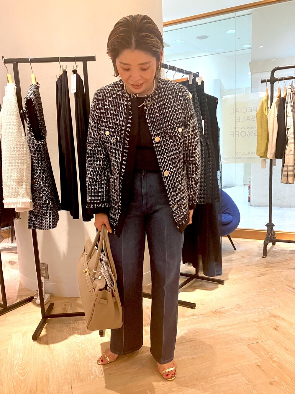 「ツイード、ツイードジャケット、ジャケット、ジャケットスタイル、デニム、デニムパンツ、シアートップス、モノトーン、きれいめカジュアル、オトナカジュアル、オトナ女子、お出かけコーデ、ママコーデ、ママファッション、ノーリーズ」｜「NOLLEY’Sのツイードジャケット（ノーカラージャケット、ブラック系）」を使った、HIROさん（レディース・156cm）の夏コーディネートの2枚目の写真